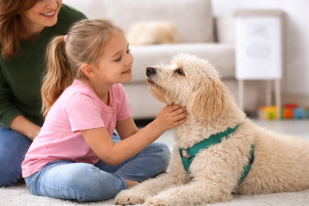 kind dat rustig een hond aait tijdens veilige interactie